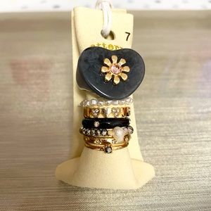 Set of 7 BRAND NEW gold toned rings size 7 ❤️❤️❤️